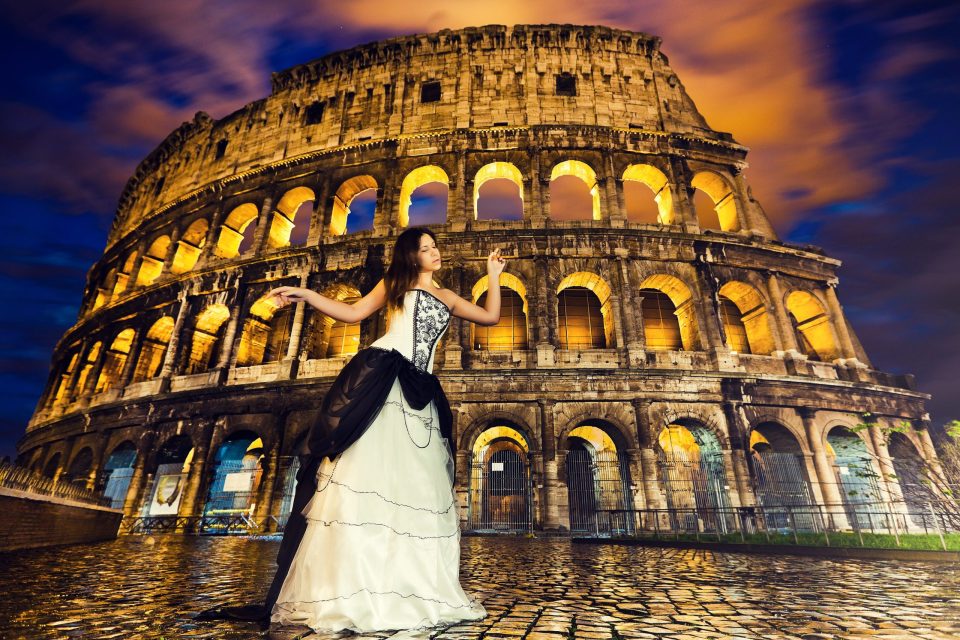 Roma - Coliseum. Fotografía nocturna del Coliseo de Roma iluminado.