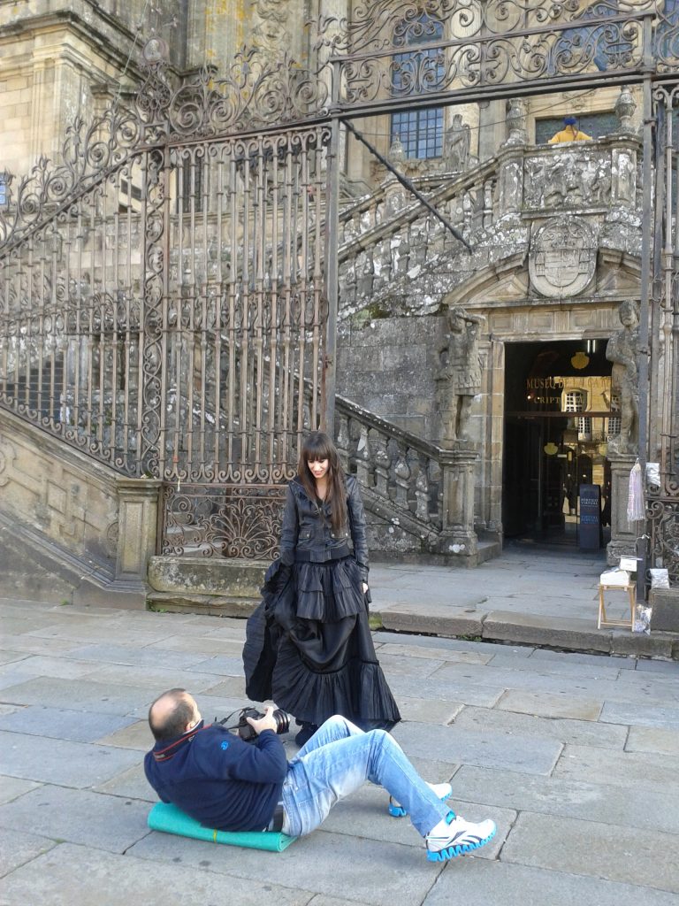 Santiago Amo fotografiando una modelo en Santiago de Compostela