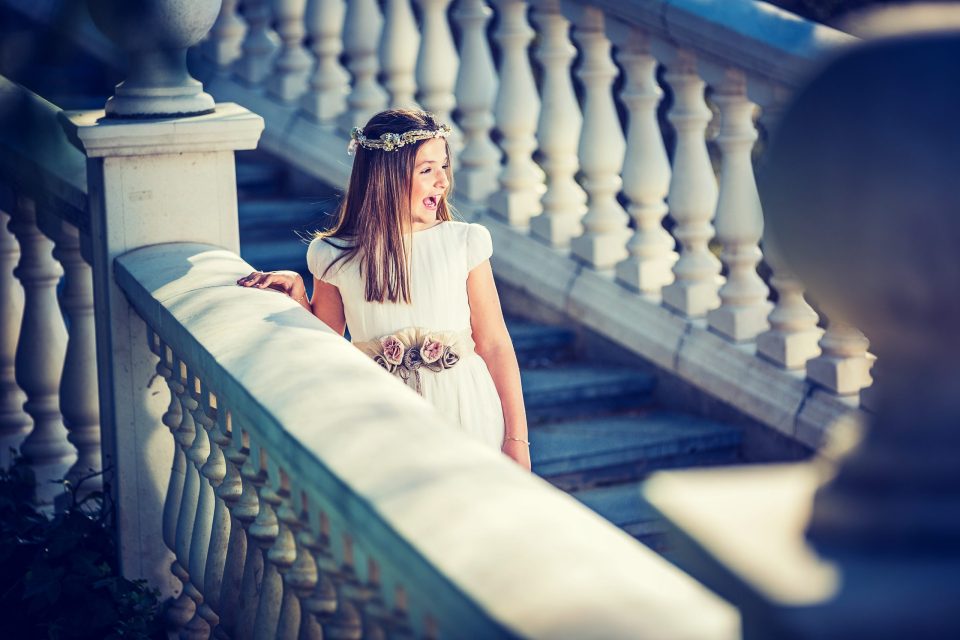 Una niña con vestido blanco.