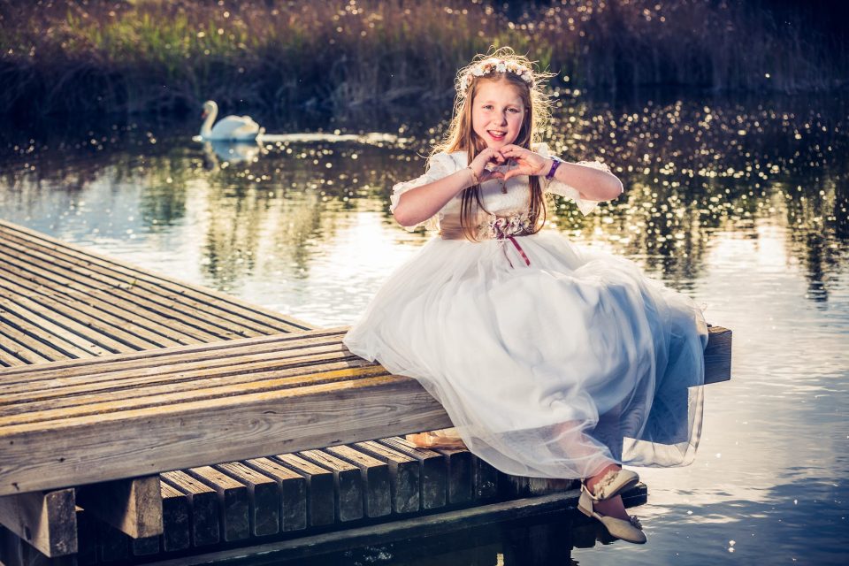 Una niña con vestido blanco.