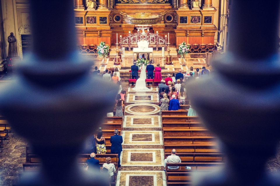 Vista elevada del interior de una iglesia durante una ceremonia de boda.